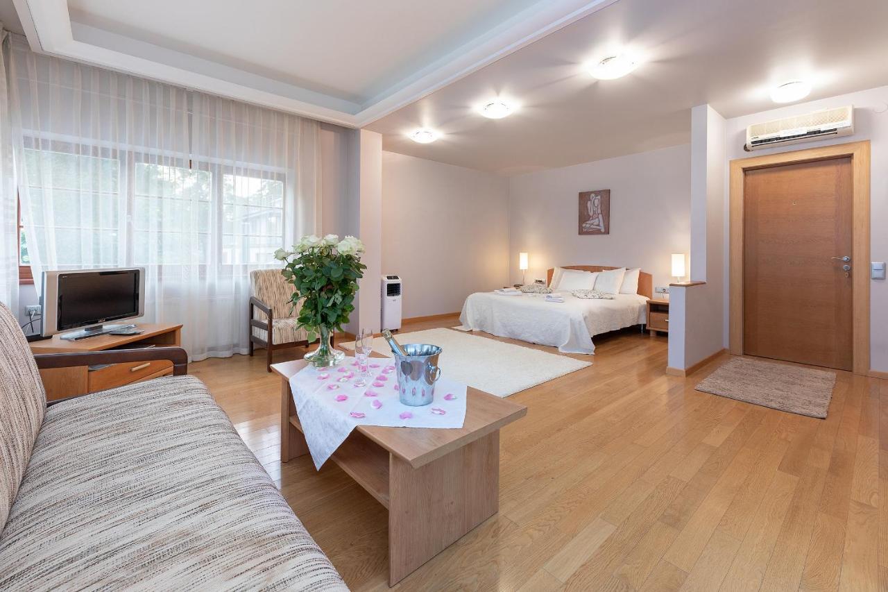Valensija Hotel Jūrkalne Buitenkant foto